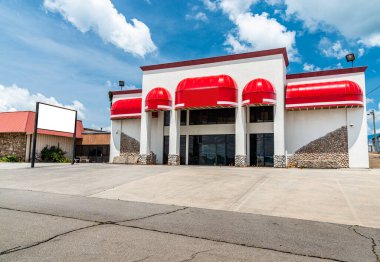 İflas etmiş bir perakende işinin yatay çekimi. Salgından sonra..