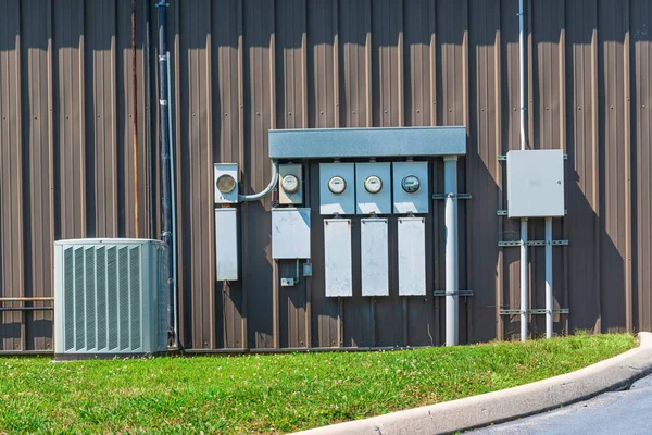 Horizontale Opname Van Een Airconditioner Elektrische Meters Buiten Een Kantoorcomplex — Stockfoto