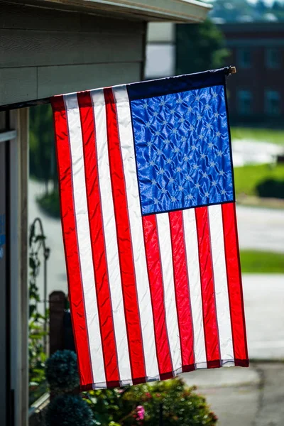 Vertikale Aufnahme Einer Amerikanischen Flagge Die Senkrecht Vor Einem Geschäft — Stockfoto