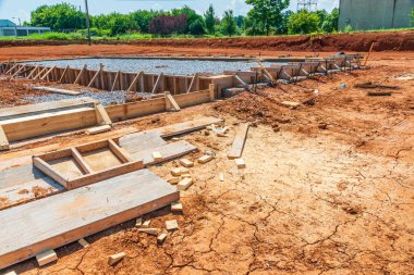 İnşaat alanının yatay görüntüsü. Yeni bir ticari bina için beton döşemeye hazır bir alan..