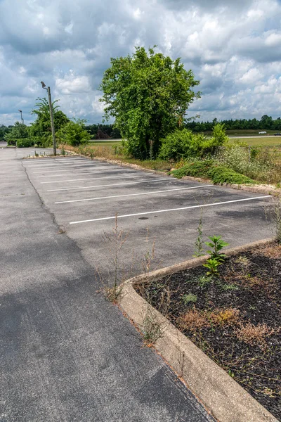 Horizontale Aufnahme Des Leeren Kundenparkplatzes Eines Gescheiterten Restaurants Nach Der — Stockfoto