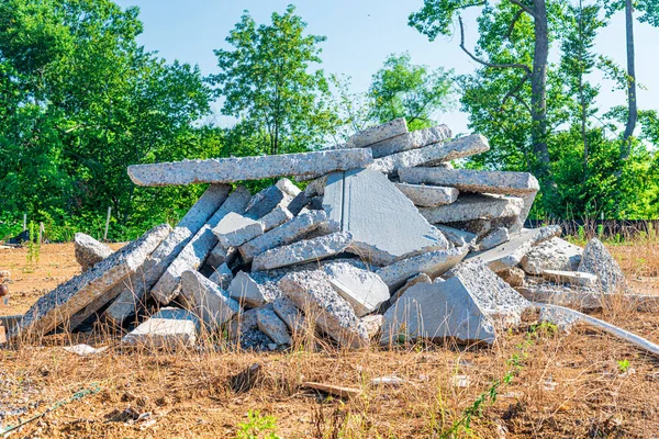 Poziome Ujęcie Stosu Połamanych Kawałków Betonu — Zdjęcie stockowe