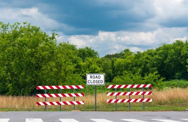 Bir yol kapalı işaretinin yatay görüntüsü.