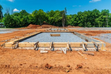 Ahşap çerçevenin yatay görüntüsü ve ezilmiş kaya beton bir levhanın dökülmesine hazır..