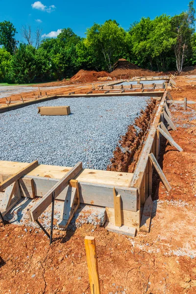 Yeni Bir Ticari Yapı Için Beton Döşeme Için Dikey Ahşap — Stok fotoğraf