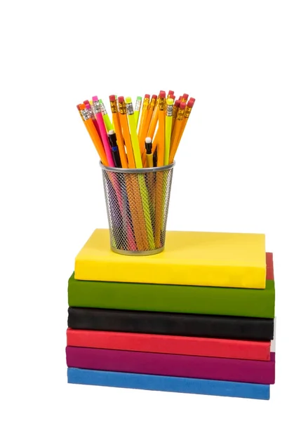 Kalemlerle Dolu Bir Kalem Tutacağıyla Yan Yana Duran Renkli Kitapların — Stok fotoğraf