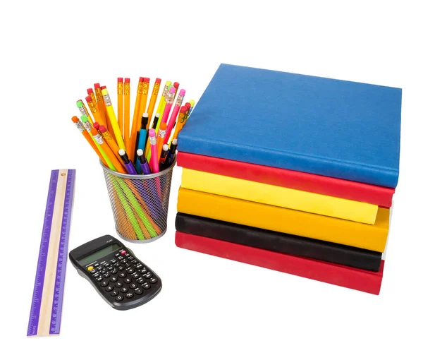 一组学习用品的横向拍摄 包括放在侧面的一堆彩色书籍 一把尺子 一台计算器和一个装满铅笔的铅笔笔架 被白色隔离了复制空间 — 图库照片