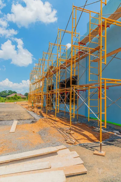 Yeni ticari inşaatın önündeki iskelenin dikey çekimi