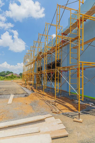 Vertical shot of scaffolding in front of new commercial construction — Stock Image Vertical Shot Scaffolding Front New Commercial Construction Royalty Free Stock Images