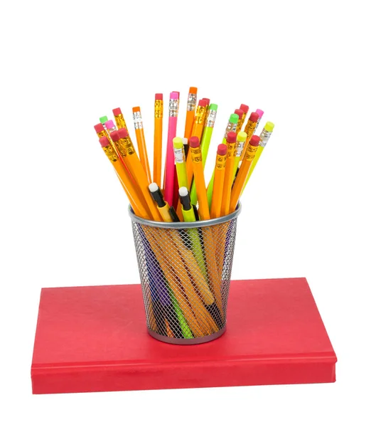 Odizolowany Białym Ujęciu Kilku Kolorowych Ołówków Uchwycie Opartym Czerwonej Książce — Zdjęcie stockowe