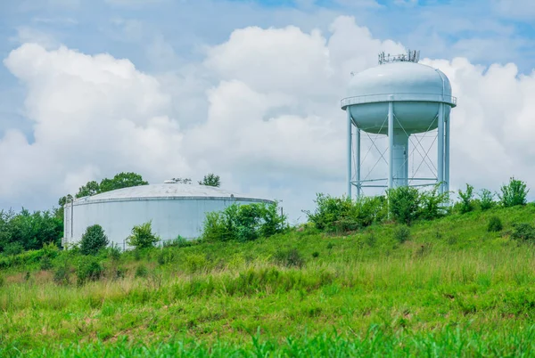 Horizontale Aufnahme Eines Städtischen Wasserturms Vor Blauem Bewölkten Himmel — Stockfoto