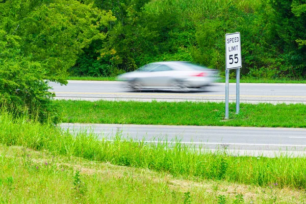 Colpo Orizzontale Auto Corsa Striata Segnale Limite Velocità Sfocatura Mostra — Foto Stock