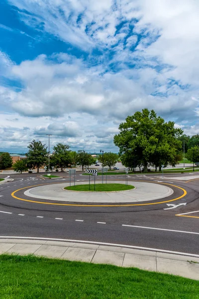 Vertikale Aufnahme Eines Kreisverkehrs Mit Blauem Bewölkten Himmel — Stockfoto