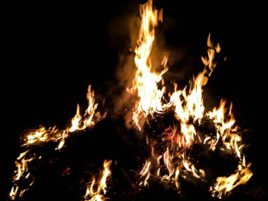 içinde belgili tanımlık karanlık bir arka plan için büyük ateş ateş