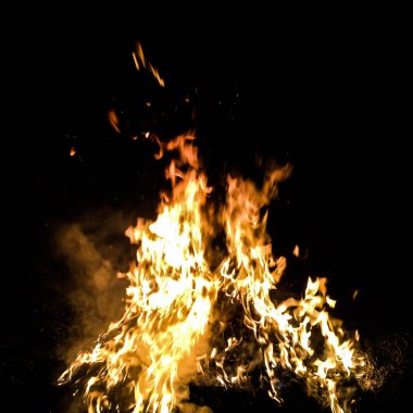 içinde belgili tanımlık karanlık bir arka plan için büyük ateş ateş