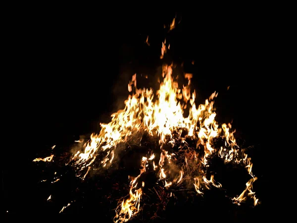 背景の暗闇の中で大きな火 — ストック写真