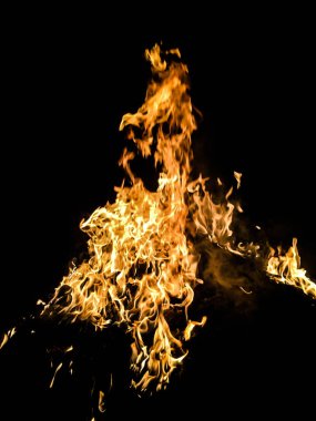 içinde belgili tanımlık karanlık bir arka plan için büyük ateş ateş