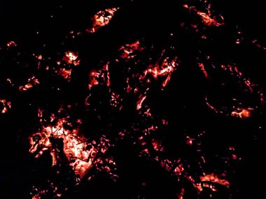 içinde belgili tanımlık karanlık bir arka plan için büyük ateş ateş