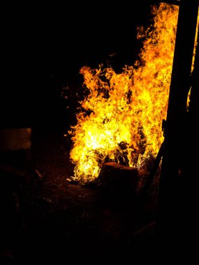 içinde belgili tanımlık karanlık bir arka plan için büyük ateş ateş