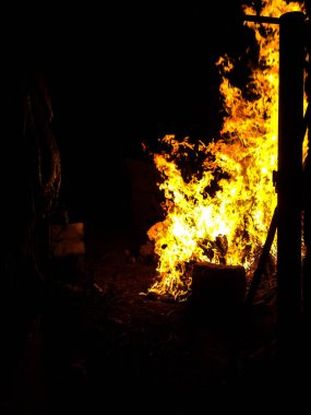 içinde belgili tanımlık karanlık bir arka plan için büyük ateş ateş