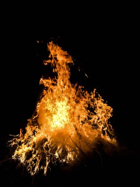 içinde belgili tanımlık karanlık bir arka plan için büyük ateş ateş