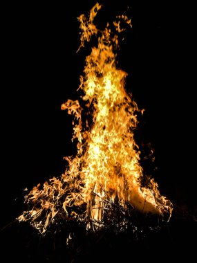 içinde belgili tanımlık karanlık bir arka plan için büyük ateş ateş