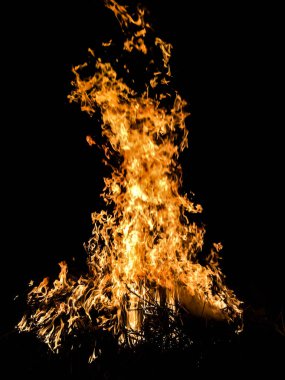 içinde belgili tanımlık karanlık bir arka plan için büyük ateş ateş