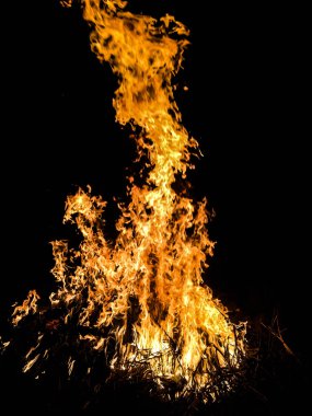 içinde belgili tanımlık karanlık bir arka plan için büyük ateş ateş