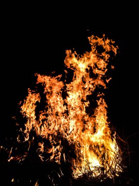 içinde belgili tanımlık karanlık bir arka plan için büyük ateş ateş