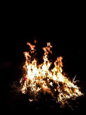 içinde belgili tanımlık karanlık bir arka plan için büyük ateş ateş