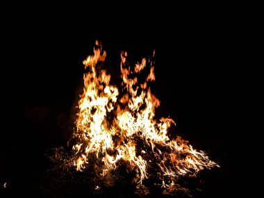 içinde belgili tanımlık karanlık bir arka plan için büyük ateş ateş