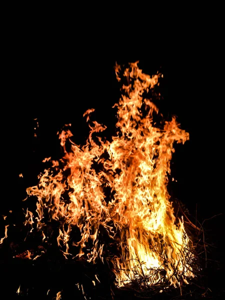 içinde belgili tanımlık karanlık bir arka plan için büyük ateş ateş