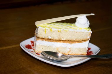 Pasta bisküvi pasta dilimi bir plaka bir arka plan üzerinde tatlım