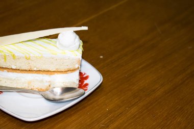 Pasta bisküvi pasta dilimi bir plaka bir arka plan üzerinde tatlım