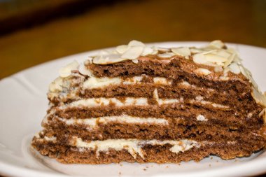 Pasta bisküvi pasta dilimi bir plaka bir arka plan üzerinde tatlım