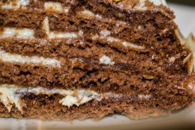 Pasta bisküvi pasta dilimi bir plaka bir arka plan üzerinde tatlım