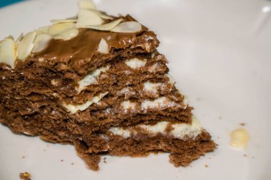 Pasta bisküvi pasta dilimi bir plaka bir arka plan üzerinde tatlım