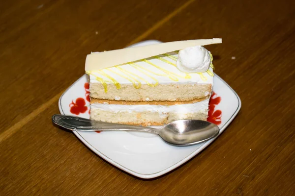 ケーキ ビスケット蜂蜜ケーキ プレートの背景を つのスライス — ストック写真