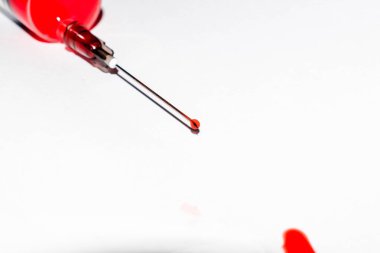 Tasarım için beyaz arka plan üzerinde izole kan ile tıbbi şırınga