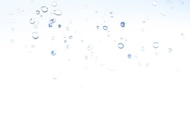 Tasarım için hafif bir arka plan üzerinde su damlaları