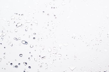 Tasarım için hafif bir arka plan üzerinde su damlaları