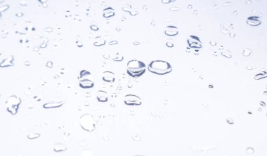 Tasarım için hafif bir arka plan üzerinde su damlaları