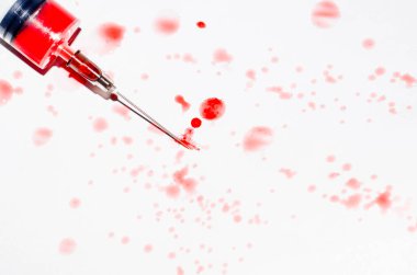 Tasarım için beyaz arka plan üzerinde izole kan ile tıbbi şırınga