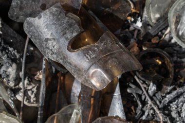 kırık cam şişe çöp toprak çevre kirliliğine tasarımı için