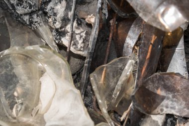 kırık cam şişe çöp toprak çevre kirliliğine tasarımı için