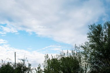 bulutlar farklı tonlarında tasarım arka plan için mavi gökyüzü