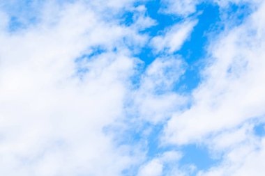 bulutlar farklı tonlarında tasarım arka plan için mavi gökyüzü