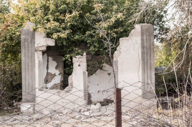 Eski bina ev kalıntıları kapılar için tasarım arka plan olmadan windows olmadan terk