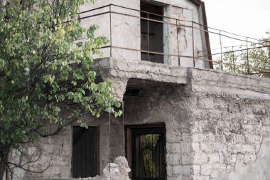 Eski bina ev kalıntıları kapılar için tasarım arka plan olmadan windows olmadan terk