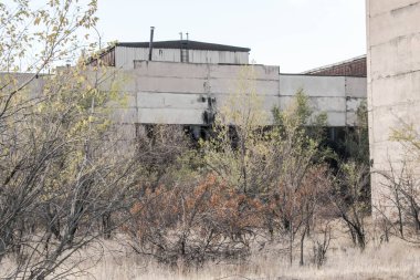 Eski terk edilmiş yıkık ev tasarım arka plan için pencere ve kapıları konut dışı Emlak olmadan